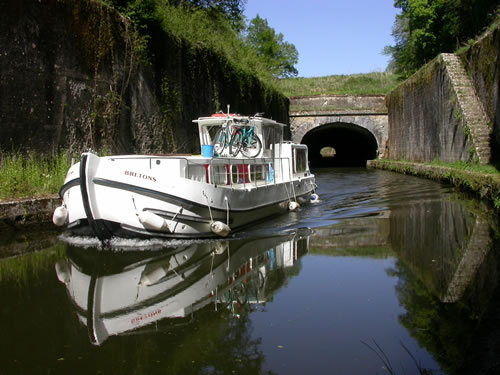 Le Canal du Nivernais au sortir de la voûte de la Colancelle
