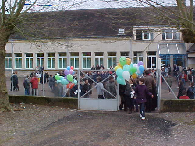 Journe de la Paix organise par les lves du Collge de Moulins-Engilbert en novembre 2001